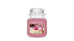 Yankee Candle SWEET PLUM SAKE Közepes gyertya 411g