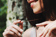 BeWooden női nyaklánc fából készült részletekkel Rose Necklace Triangle univerzális